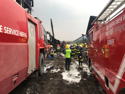 Las autoridades policiales han confirmado al menos 50 víctimas mortales y una veintena de heridos. En la imagen los trabajadores durante las operaciones de rescate.