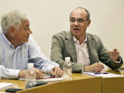 Guillerme V&aacute;zquez (izquierda) y Francisco Jorquera, ayer en la Executiva Nacional del BNG. 