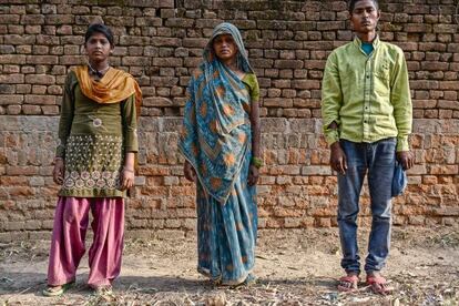 Shakuntala Varma junto a sus hijos.