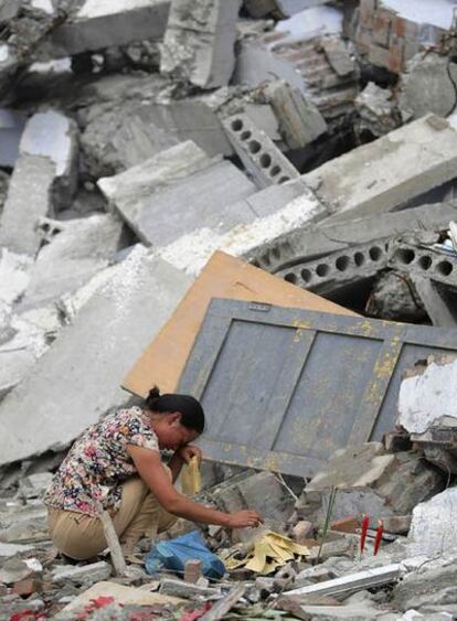 Una mujer llora ante los restos de un colegio de Dujiangyan, en la provincia de Sichuan, que se derrumbó en el terremoto del pasado 12 de mayo. Hoy, otros 420.000 edificios se han derrumbado a consecuencia de dos réplicas.