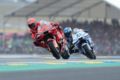 Marc Márquez por delante de su hermano Álex durante el GP de Francia.