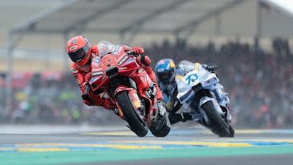 Marc Márquez por delante de su hermano Álex durante el GP de Francia.