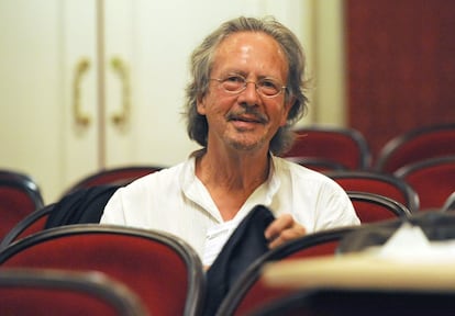 En esta foto de archivo del 7 de agosto de 2009, Peter Handke, autor de 'Los avispones', asiste a un ensayo de una de sus obras teatrales en Salzburgo, Austria.