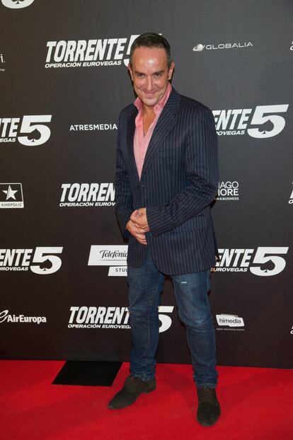 <p class="p1"><strong>¿Profesión?</strong> Presentador, cantante y colaborador de televisión. Nació en Madrid en 1967. <strong>¿Por qué es conocido?</strong> Por presentar 'Mamma mía', uno de los programas de crónica social más innovadores e influyentes de la televisión, y sus posteriores apariciones en programas y 'reality shows' de Telecinco. <strong>¿Cuál es su historia?</strong> Víctor Sandoval intentó ser actor (tuvo <a href="https://www.imdb.com/title/tt0098251/fullcredits?ref_=tt_cl_sm#cast" target="_blank">un brevísimo papel</a> junto a Sharon Stone en ‘Sangre y arena’, en 1989) y cantante (su relación con Alaska y Dinarama empezó formando parte del club de fans y acabó teloneándolos en alguna ocasión, y Carlos Berlanga y Nacho Canut <a href="http://www.spicnic.com/archivo/leer/entnacho/entrevis.htm" target="_blank"> estuvieron a punto</a> de componerle una canción para que se presentase a Eurovisión). De ahí pasó a ser una personalidad televisiva hacia finales de los noventa gracias a su participación como contertulio en programas del corazón donde su histrionismo y verborrea supusieron una bocanada de aire fresco. Presentó sus propios espacios, primero el revolucionario 'Mamma Mia' (Telemadrid) y después 'Aquí hay tomate' (Telecinco). Su relación con el decorador Nacho Polo –la exconcejala del PSOE Trinidad Jiménez <a href="http://www.europapress.es/chance/video-periodista-victor-sandoval-casa-novio-nacho-madrid-20060130162850.html" target="_blank">los casó en Madrid</a> en 2006– lo llevó a enseñar su espectacular casa <a href="http://www.nachopolo.com/press.html" target="_blank">en revistas de arquitectura de todo el mundo</a>. Después se mudó con él a Miami. Pero el desastroso final de aquel matrimonio devolvió a Víctor a España en 2010, con problemas económicos y las secuelas de la picadura de una araña tropical que según él casi le lleva a la muerte. Desde entonces ha habido peleas a grito pelado en directo, enfrentamientos en ‘Sálvame’ con detalles sobre su relación que harían sonrojarse al más lanzado, llantos, canciones convertidas en éxitos virales (atención a ‘Nachopolízate’) y su participación en ‘Gran Hermano VIP’ y ‘Supervivientes’. Hoy, Víctor Sandoval es, a la vez, uno de los colaboradores televisivos más energéticos y divertidos y también, como alguien que lo tuvo casi todo y lo perdió, una figura enormemente trágica. Eso lo convierte en una especie única. (En la imagen, Víctor Sandoval en el estreno de 'Torrente 5' en Madrid).</p>