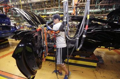 Un empleado en una planta de Ford en Flat Rock (Michigan, EE UU)