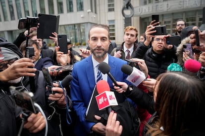 César De Castro, abogado de Genaro García Luna durante un conferencia con los medios después de que su cliente fuera declarado culpable en febrero de 2023,