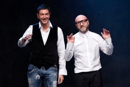 Los diseñadores italianos al final de uno de los desfiles de su firma Dolce Gabbana.