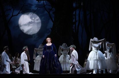 Yolanda Auyanet (Norma) durante la interpretación de 'Casta Diva', el aria más famosa de la ópera.
