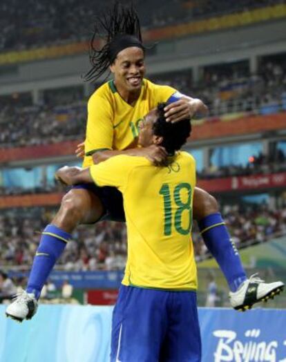 Ronaldinho salta sobre su compañero Jo, durante el partido por la medalla de bronce en los Juegos Olímpicos de Pekín 2008