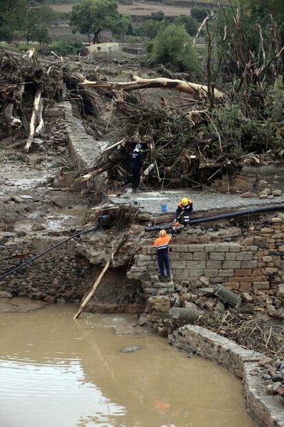 Personal d'emergències treballen a la població de Montblanc després de les pluges torrencials que han caigut a la zona, aquest dimecres.