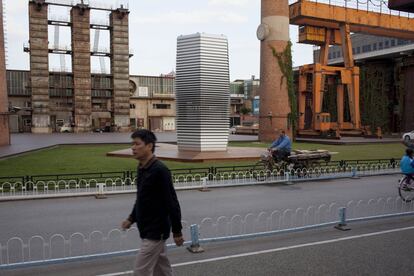 En Pekín (China) hay una torre de siete metros que, alimentada por energía verde, elimina mediante un sistema de iones 30.000 metros cúbicos por hora de la mugre que cubre la ciudad. En concreto, se zampa un 50% de PM2.5 y un 70% de PM10, dos de las partículas en suspensión que contribuyen a la boina tóxica de muchas urbes. "Hemos construido en Polonia, Holanda y en China hay varios centenares en producción", explica Roosegaarde. "Con el material extraido hacemos anillos que vendemos en museos y en centros de exposición y cuya compra supone donar 1.000 metros cúbicos de aire limpio a las ciudades". Hoy, la torre la última réplica acaba de ser estrenada en la ciudad holandesa de Rotterdam.