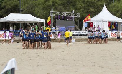 El torneo internacional de Rugby Playa de Santander ha reunido este fin de semana a 28 equipos en la playa de El Sardinero 2. El campeonato ha cumplido una década en esta edición y ha contado con dos campos de juego.