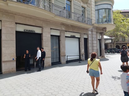 Trabajadores de Chanel tapian la puerta de la tienda de lujo