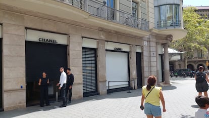 Trabajadores de Chanel tapian la puerta de la tienda de lujo