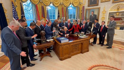 Pastores y líderes religiosos ofrecen una oraron por el presidente Trump en la Oficina Oval, este jueves.