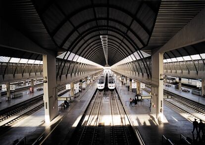 La estación de Santa Justa, proyecto de FCC inaugurado en 1991, fue la primera terminal de pasajeros construida para la línea de alta velocidad de España. Hoy es la tercera estación de España en tránsito de viajeros, con un volumen cercano a los 13 millones anuales de usuarios.