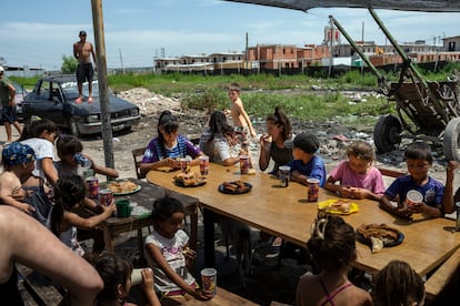 Unos niños almuerzan en el comedor comunitario 'Los chicos de la vía', el 23 de diciembre en Buenos Aires.