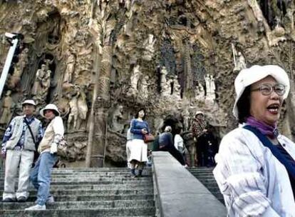 Un grupo de japoneses ante la Sagrada Familia de  Gaudí, en Barcelona. Un monumento que fue el principal reclamo de los  130.000 turistas nipones que visitaron la ciudad en 2006.