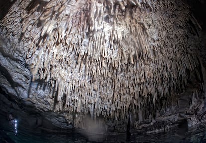 Uno de los puntos más interesantes del cenote de Chac Mool es el Air Dome, una campana con aire donde se observan estalactitas.