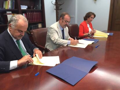Ignacio Polanco, Fernando Rey y María Josefa García Cirac firman el convenio de colaboración.