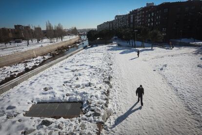 Una persona pasea por Madrid Río, este martes.