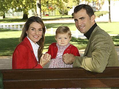Los Príncipes de Asturias posan con Leonor en los jardines de El Pardo con motivo del primer aniversario de la pequeña.