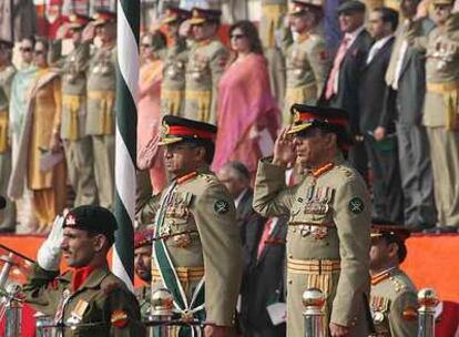 El presidente paquistaní, Pervez Musharraf (izquierda), en el acto en el que deja de ser jefe del Ejército.