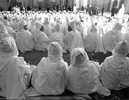 Fieles musulmanes, en la mezquita de Casablanca durante una visita del fallecido rey Hassan II.