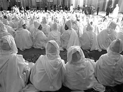 Fieles musulmanes, en la mezquita de Casablanca durante una visita del fallecido rey Hassan II.