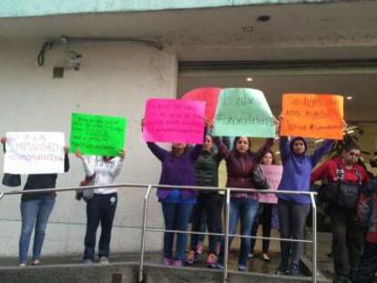 Madres y simpatizantes se manifiestan en la Fiscal&iacute;a de la Ciudad de M&eacute;xico.