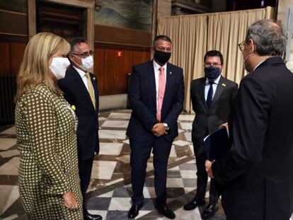 Quim Torra y Pere Aragonès, ayer en el Palau de la Generalitat junto a Àngels Ponsa, Ramon Tremosa y Miquel Sàmper.