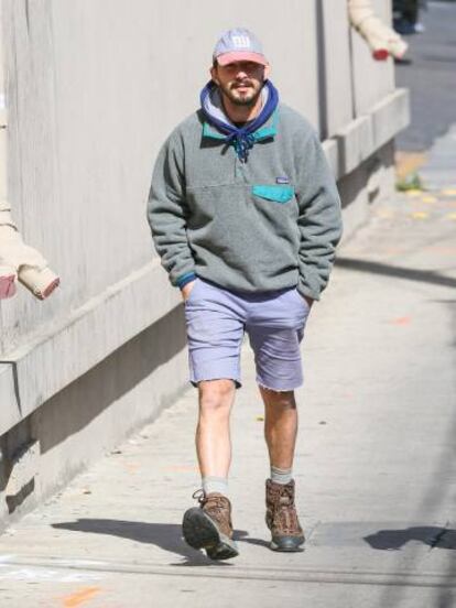 Si el actor Shia LaBeouf quería pasar desapercibido vistiendo así no ha conseguido su propósito. Por supuesto, no queremos saber lo que guarda en sus bolsillos.