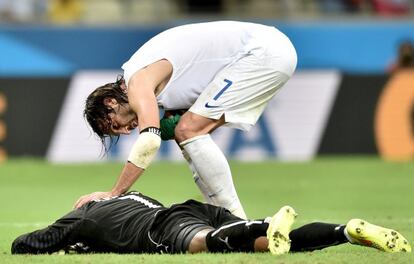 Samaras consola Barry.