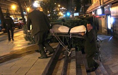 Empleados de la funeraria trasladan la noche del viernes el cuerpo de la v&iacute;ctima de Chamart&iacute;n. 