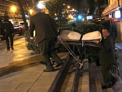 Empleados de la funeraria trasladan la noche del viernes el cuerpo de la v&iacute;ctima de Chamart&iacute;n. 