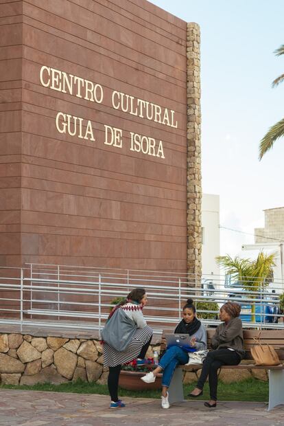 Fama y Sara charlan con su directora de fotografía, Marta Moreiras, a las puertas del Centro Cultural Guía de Isora. En esta localidad de Tenerife ha tenido lugar el festival MiradasDoc, entre el 26 de enero y el 3 de febrero.
