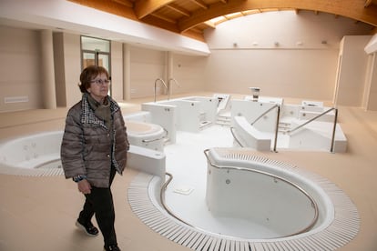 Maricarmen Garrido, socia de la cooperativa en las instalaciones del balneario en Frailes.