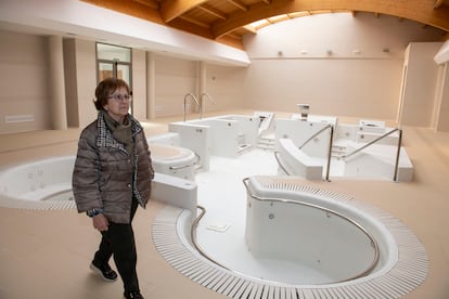 Maricarmen Garrido, socia de la cooperativa en las instalaciones del balneario en Frailes.
