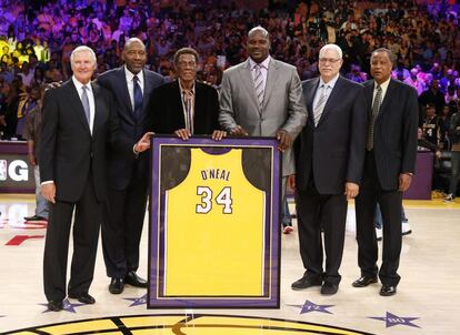 De izquierda a derecha, Jerry West, James Worthy, Elgin Baylor, Shaquile, Jamaal Wilkes y Phil Jackson.