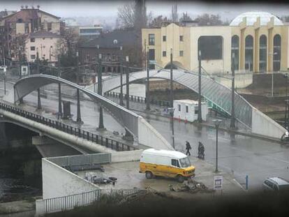 El puente que separa la comunidad serbia de la albanesa en el municipio kosovar de Mitrovica.