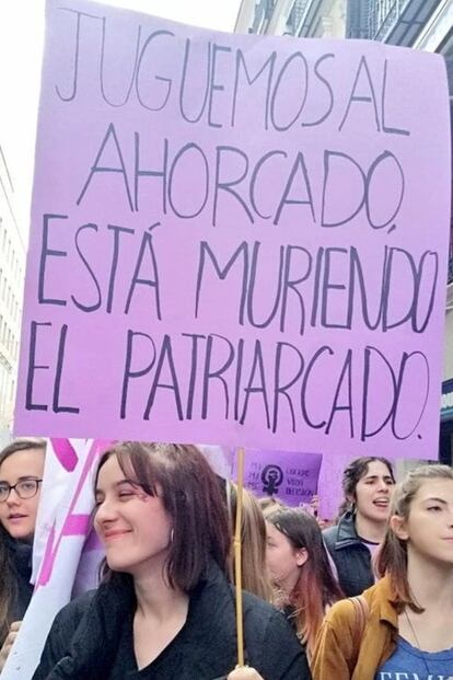 Las manifestantes volvieron a hacer alarde de creatividad en sus carteles.