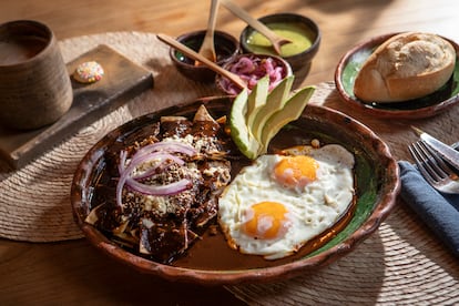 Huevos Amanda con mole del restaurante Amanda Manda, en Ciudad de México.