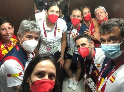 Garbiñe Muguruza, con camiseta blanca en el centro, y Carla Suárez, a la izquierda, con el equipo español de tenis en Tokio, en una imagen de la federación española.