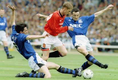 Nicky Butt acosado por Ablett y Horne, del Everton, durante la final de FA Cup de 1995 en Wembley.