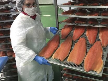 Una trabajadora de Ahumados La Balinesa se dispone a envasar salmon ya ahumado.