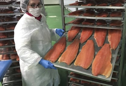 Una trabajadora de Ahumados La Balinesa se dispone a envasar salmon ya ahumado.