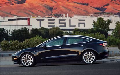 El nuevo Model 3 de Tesla en el exterior de la factoría donde trabajan más de 6.000 personas.