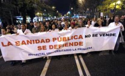Trabajadores de los hospitales y centros de salud madrileños el pasado lunes durante la concentración en Madrid contra los planes de reestructuración anunciados por la Comunidad de Madrid.