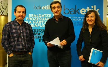 Jonan Fernández, entre sus compañeros Pello Sarasua y Marina Goikoetxea, tras la rueda de prensa en Bilbao.