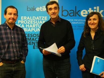 Jonan Fernández, entre sus compañeros Pello Sarasua y Marina Goikoetxea, tras la rueda de prensa en Bilbao.